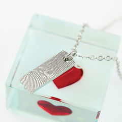 This modern vertical bar pendant is precision-engraved with a real fingerprint, creating a one-of-a-kind keepsake that carries a piece of someone special wherever you go.